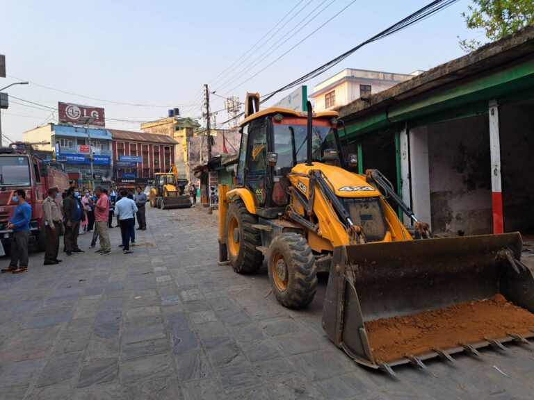 पाल्पा दरबार परिसरका घर टहरा भत्काउन सुरु