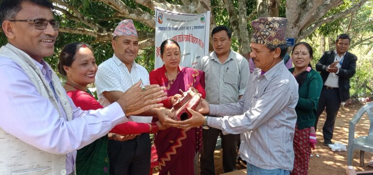 बगनासकालीमा सिलाई र फलाम तताउने मेसिन हस्तान्तरण