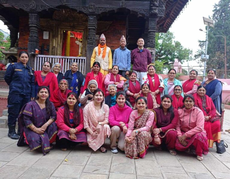 मातातीर्थ औसीको अवसरमा १९ जना आमाहरुलाई दोसल्ला ओढाएर सम्मान