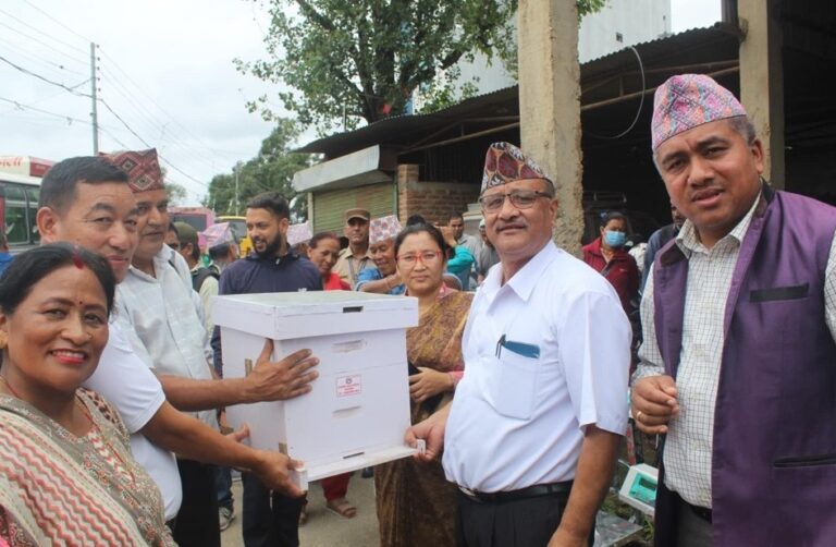 किसानलाई ५० प्रतिशत अनुदानमा कृषि सामाग्री हस्तान्तरण